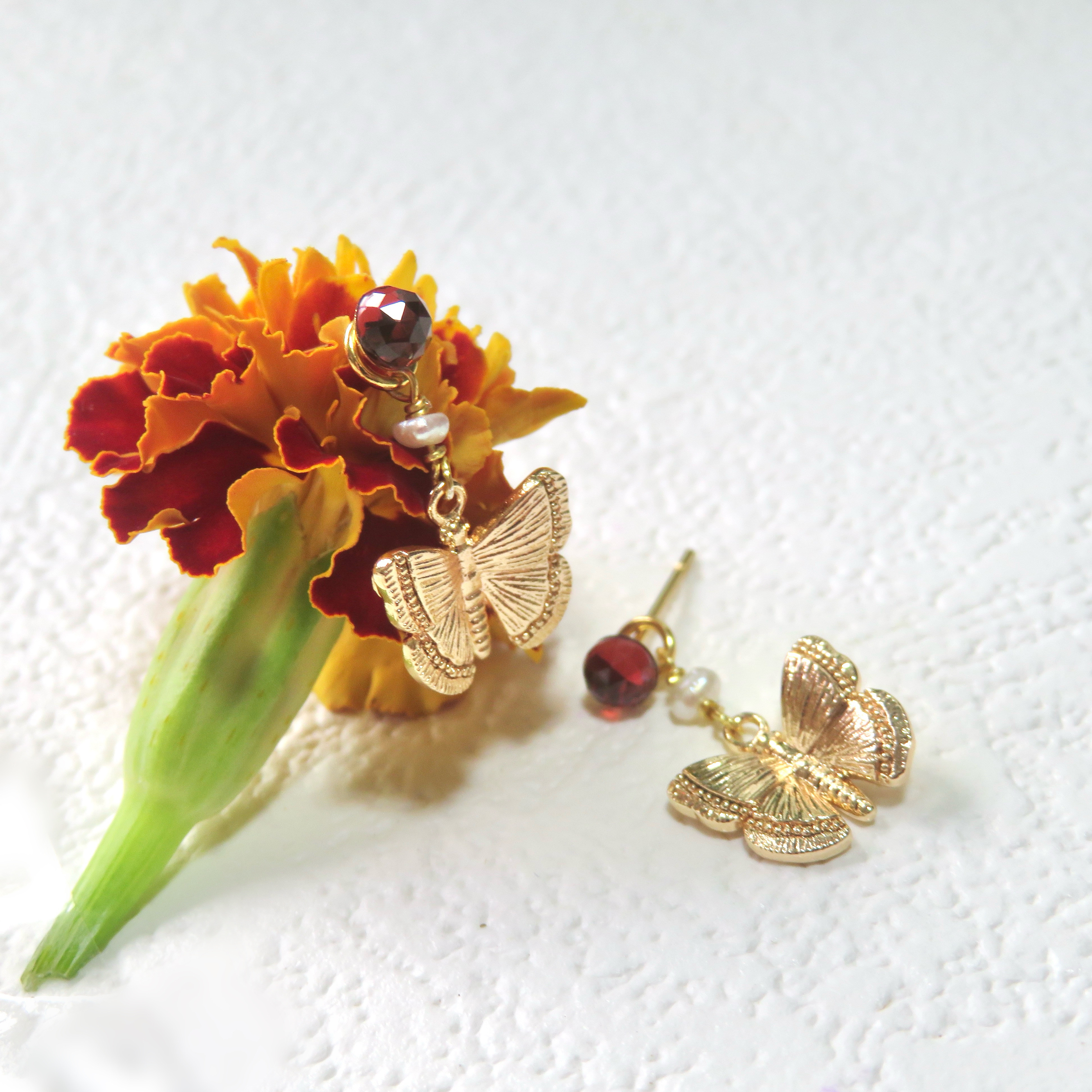 ガーネットに蝶舞う2wayピアス