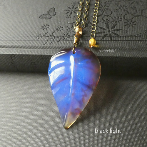 天然琥珀＞ ブルーアンバー リーフ 58×38mm 大きな葉 青の琥珀の