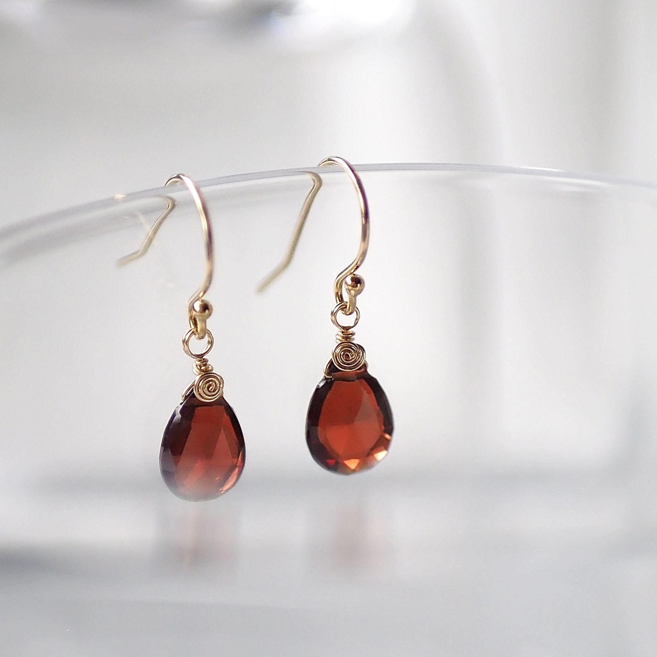 1月誕生石　モザンビーク産シックなガーネットピアス　14KGF チタン　金アレ対応　深紅　雫　シンプル　ギフト　高品質