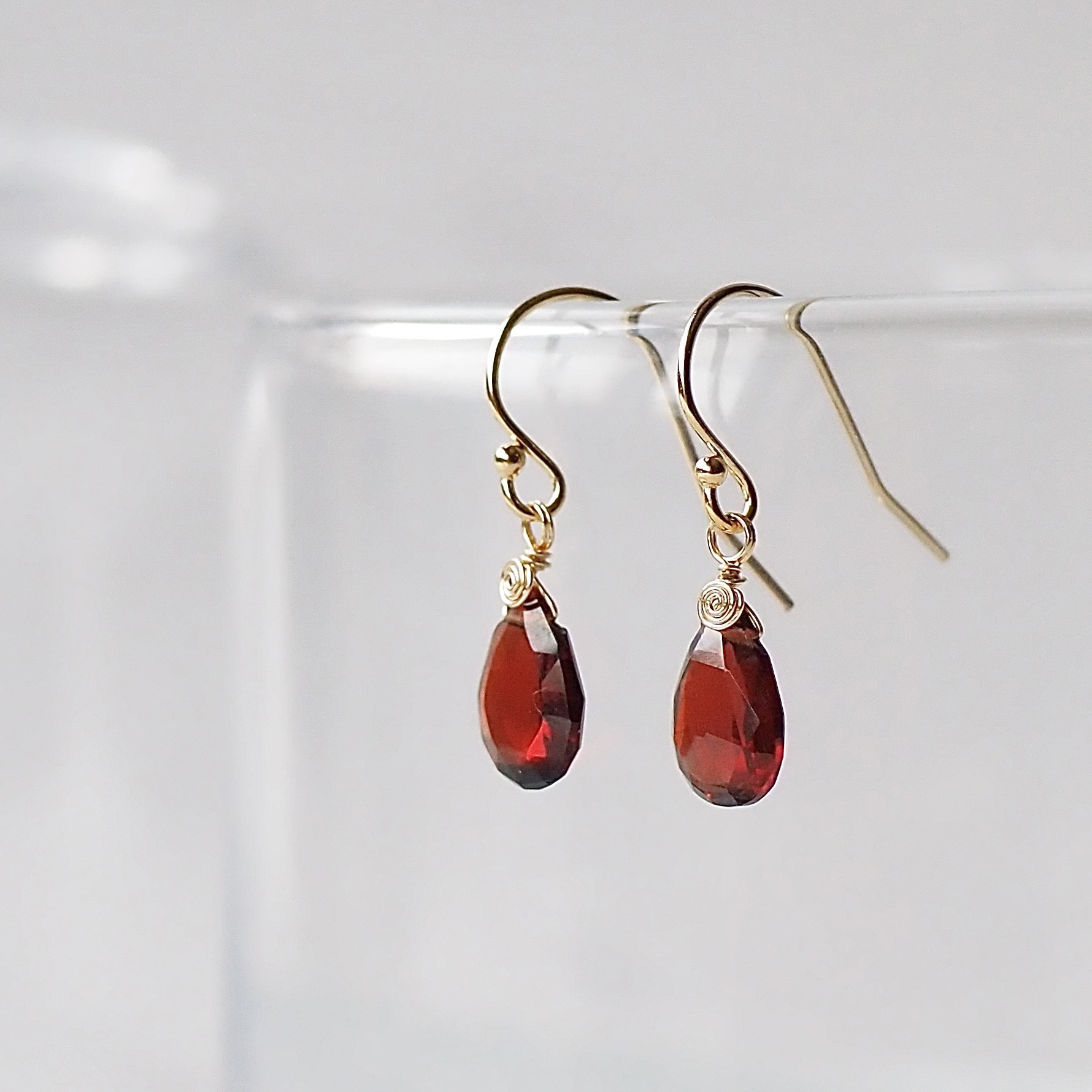 1月誕生石　モザンビーク産シックなガーネットピアス　14KGF チタン　金アレ対応　深紅　雫　シンプル　ギフト　高品質