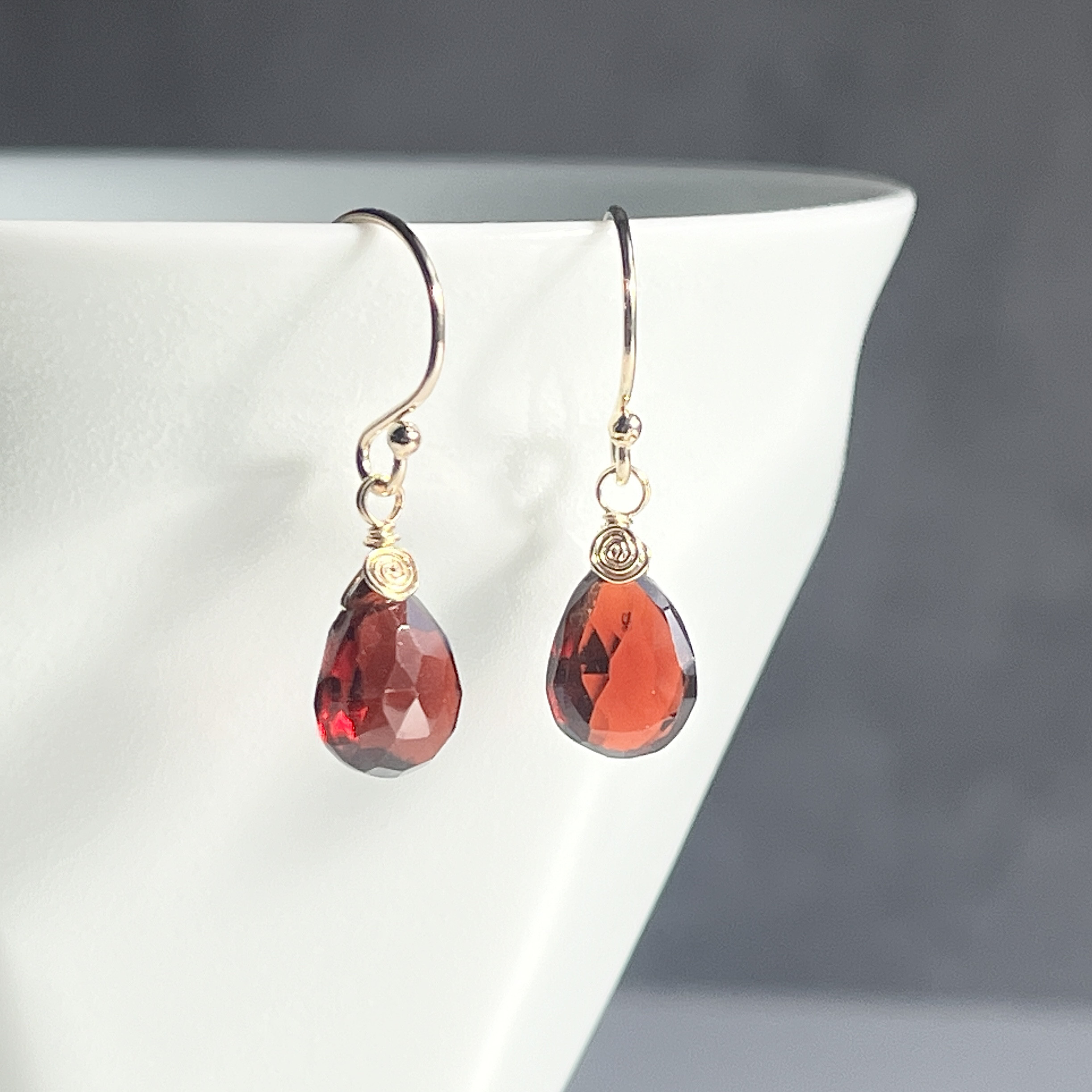 1月誕生石　モザンビーク産シックなガーネットピアス　14KGF チタン　金アレ対応　深紅　雫　シンプル　ギフト　高品質