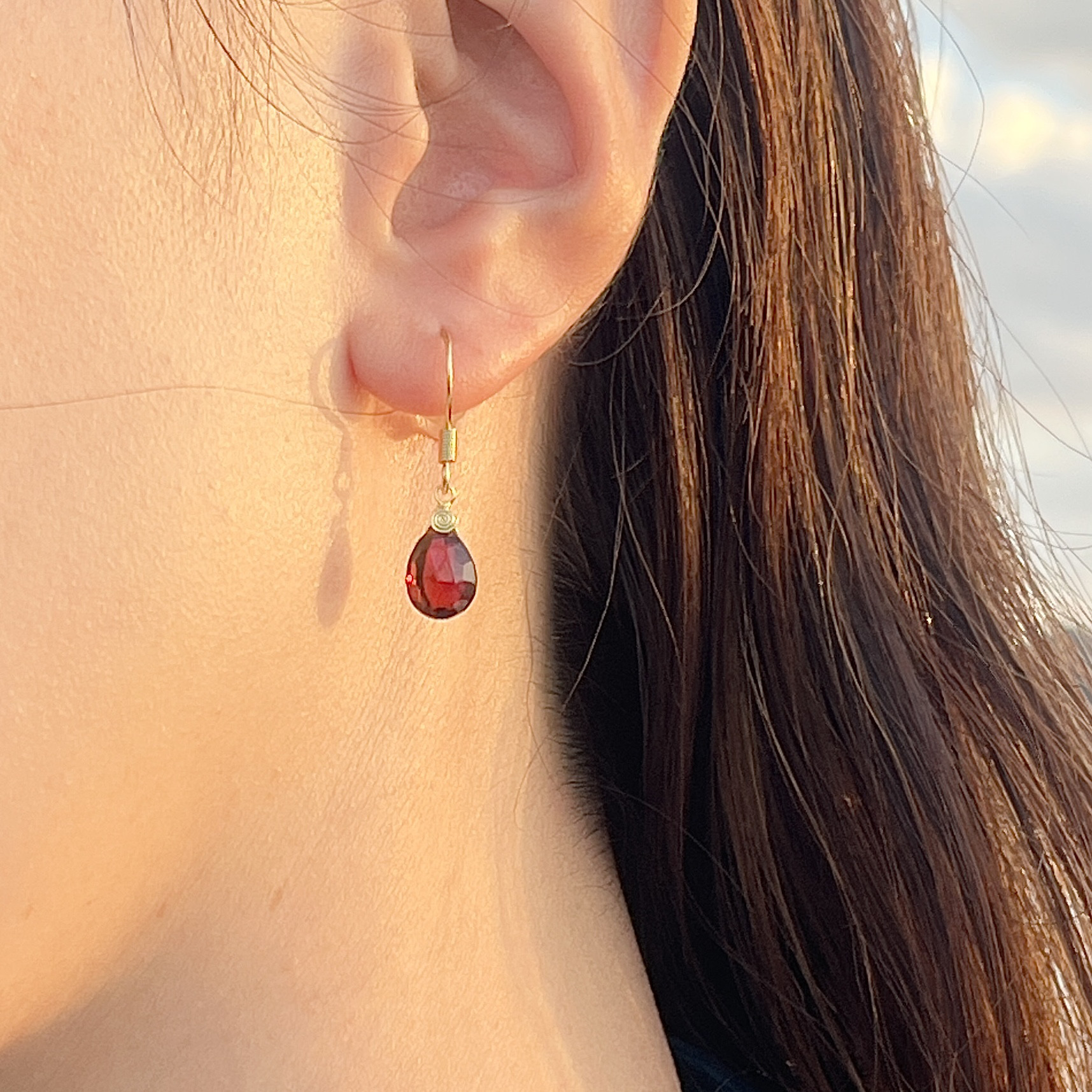 1月誕生石　モザンビーク産シックなガーネットピアス　14KGF チタン　金アレ対応　深紅　雫　シンプル　ギフト　高品質