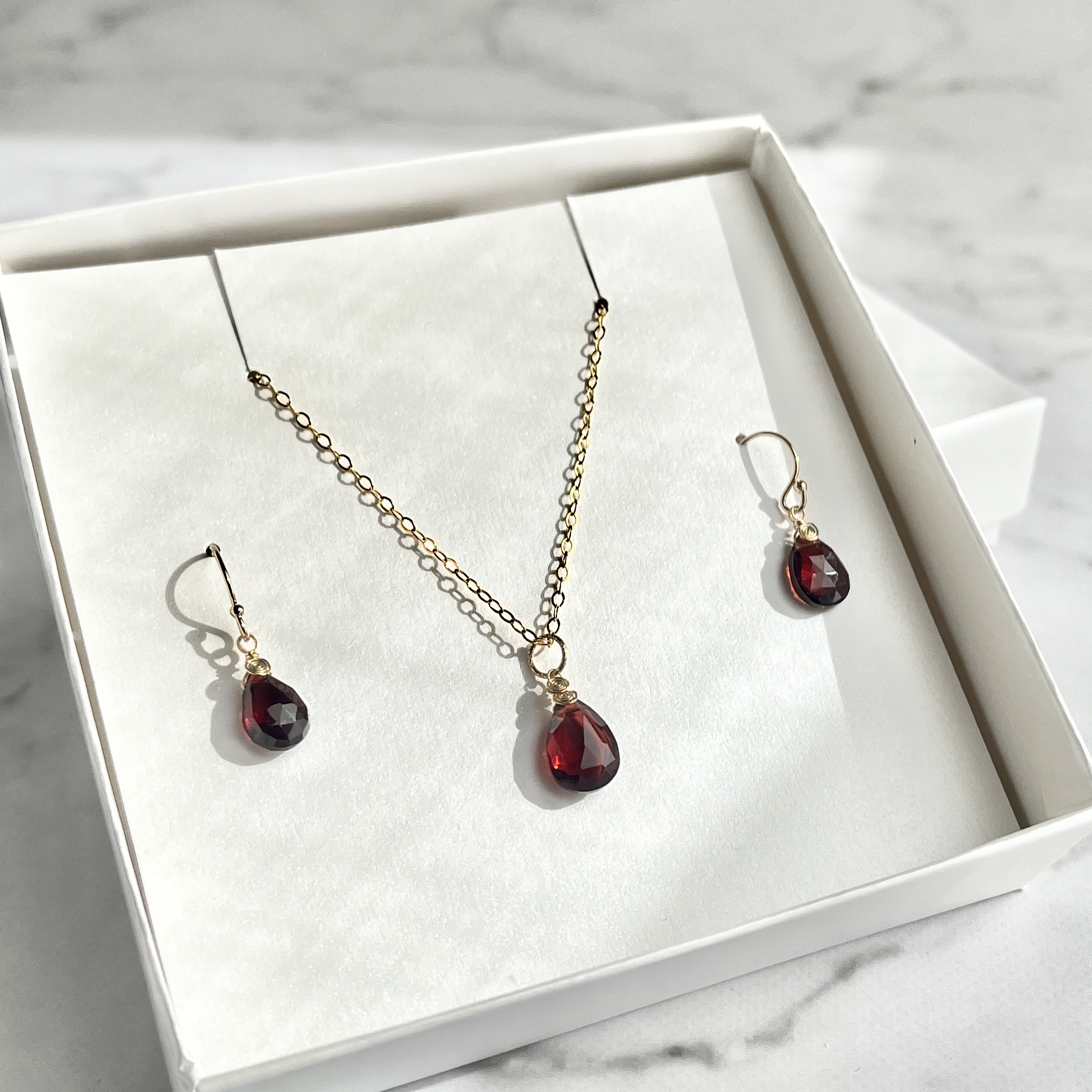 1月誕生石　モザンビーク産シックなガーネットピアス　14KGF チタン　金アレ対応　深紅　雫　シンプル　ギフト　高品質