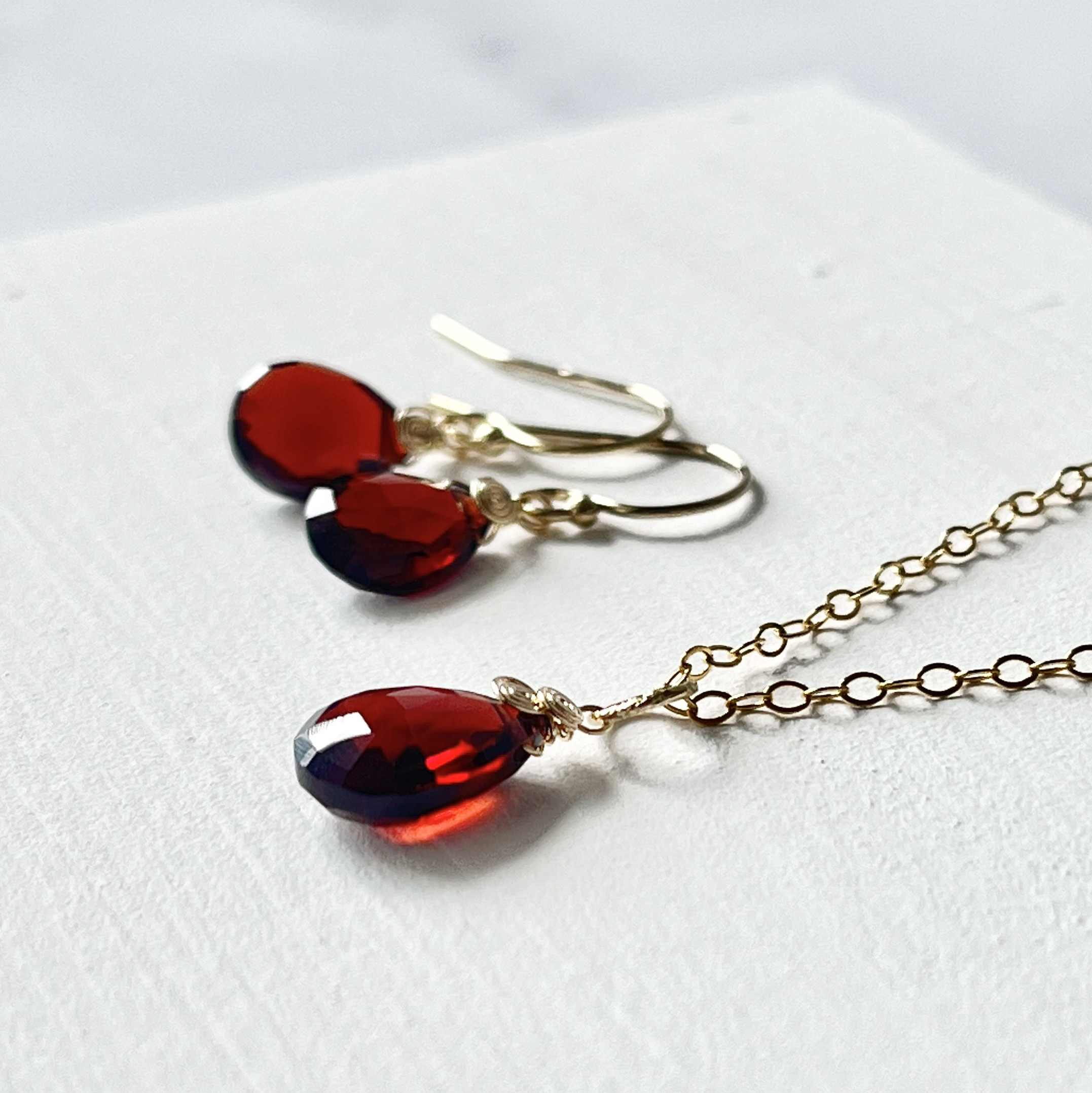 1月誕生石　モザンビーク産シックなガーネットピアス　14KGF チタン　金アレ対応　深紅　雫　シンプル　ギフト　高品質