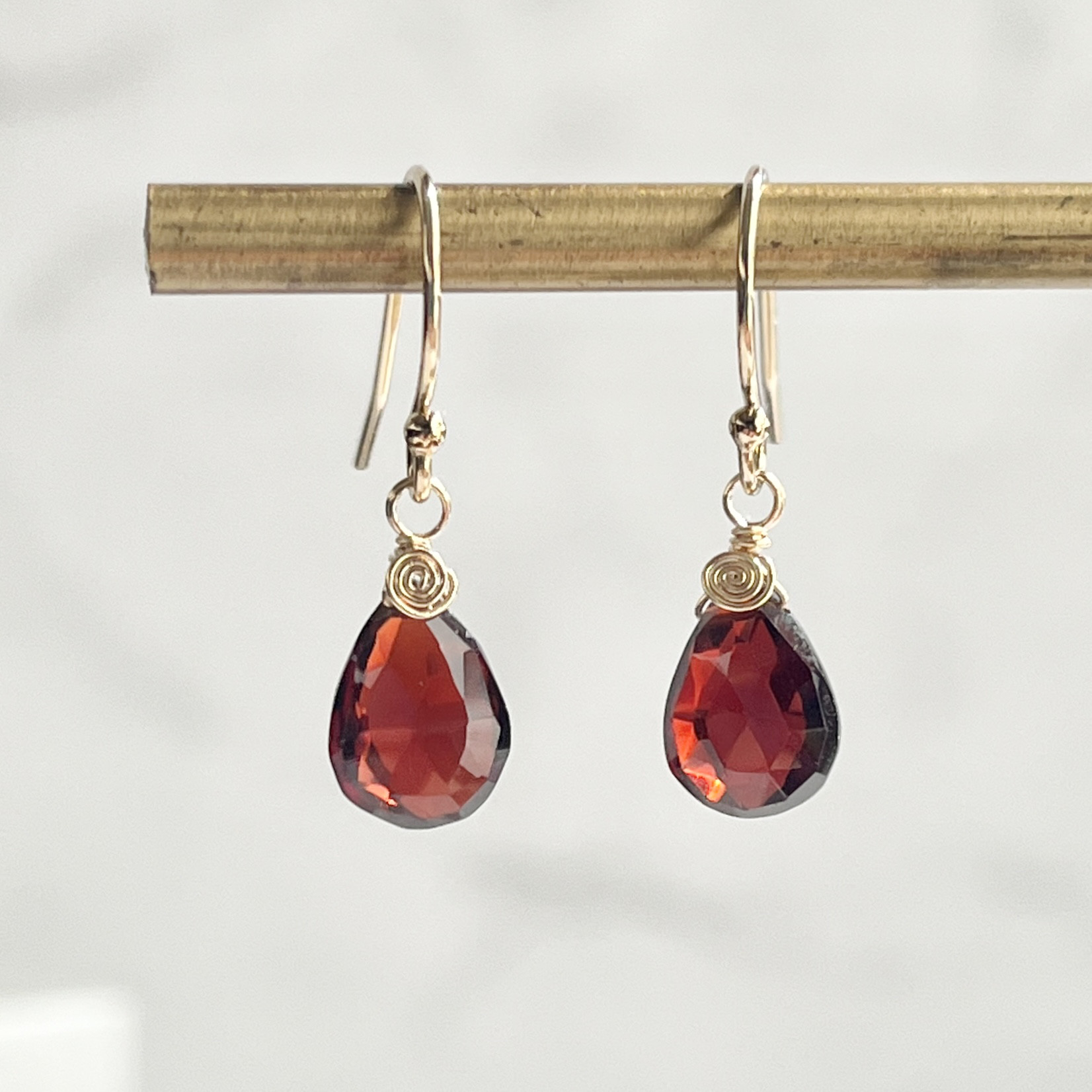 1月誕生石　モザンビーク産シックなガーネットピアス　14KGF チタン　金アレ対応　深紅　雫　シンプル　ギフト　高品質