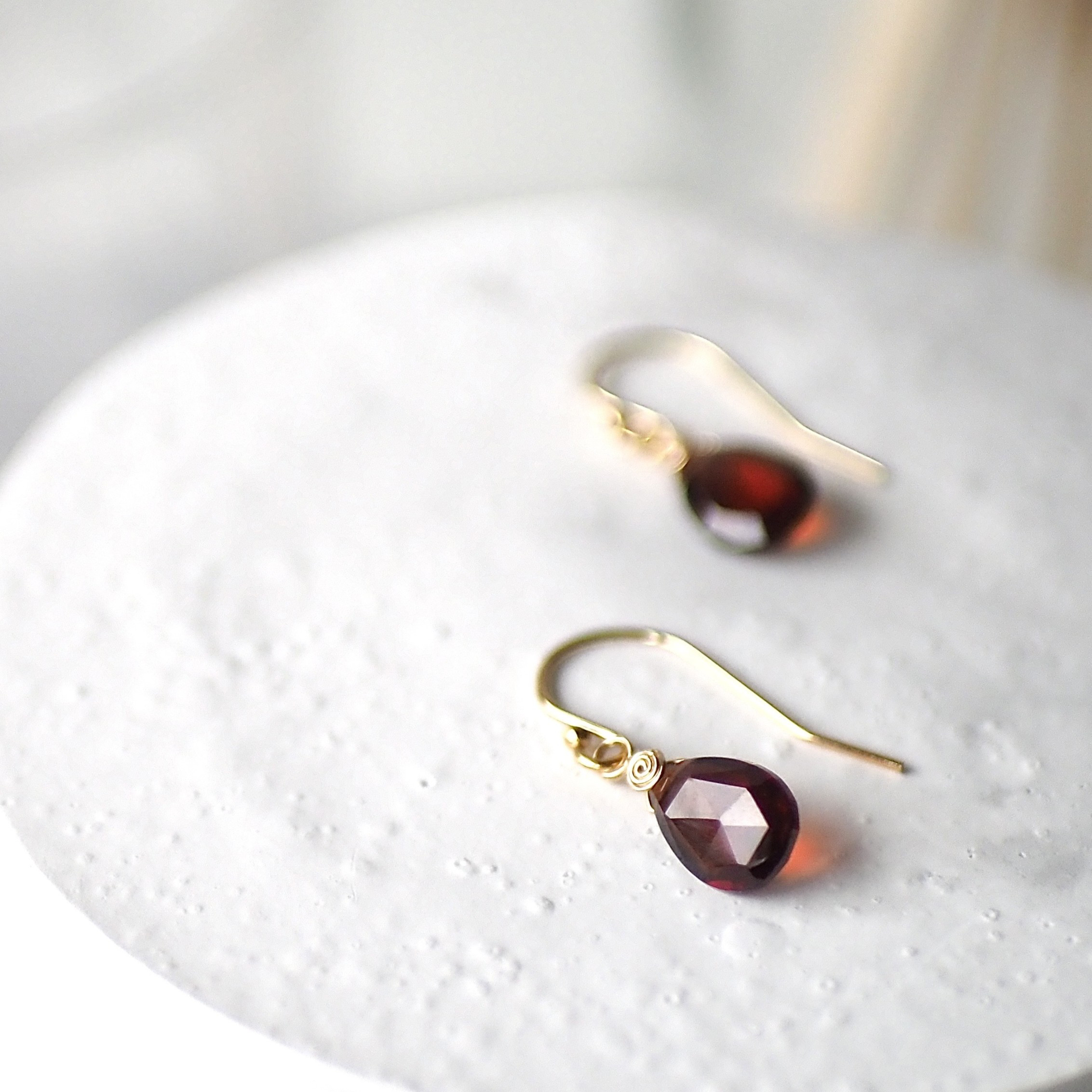1月誕生石　モザンビーク産シックなガーネットピアス　14KGF チタン　金アレ対応　深紅　雫　シンプル　ギフト　高品質