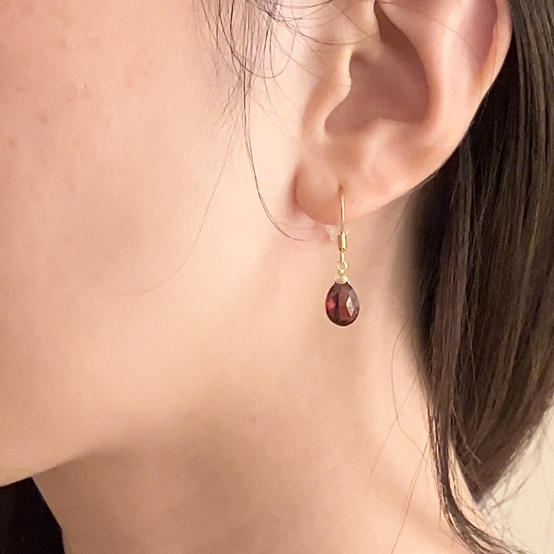 1月誕生石　モザンビーク産シックなガーネットピアス　14KGF チタン　金アレ対応　深紅　雫　シンプル　ギフト　高品質