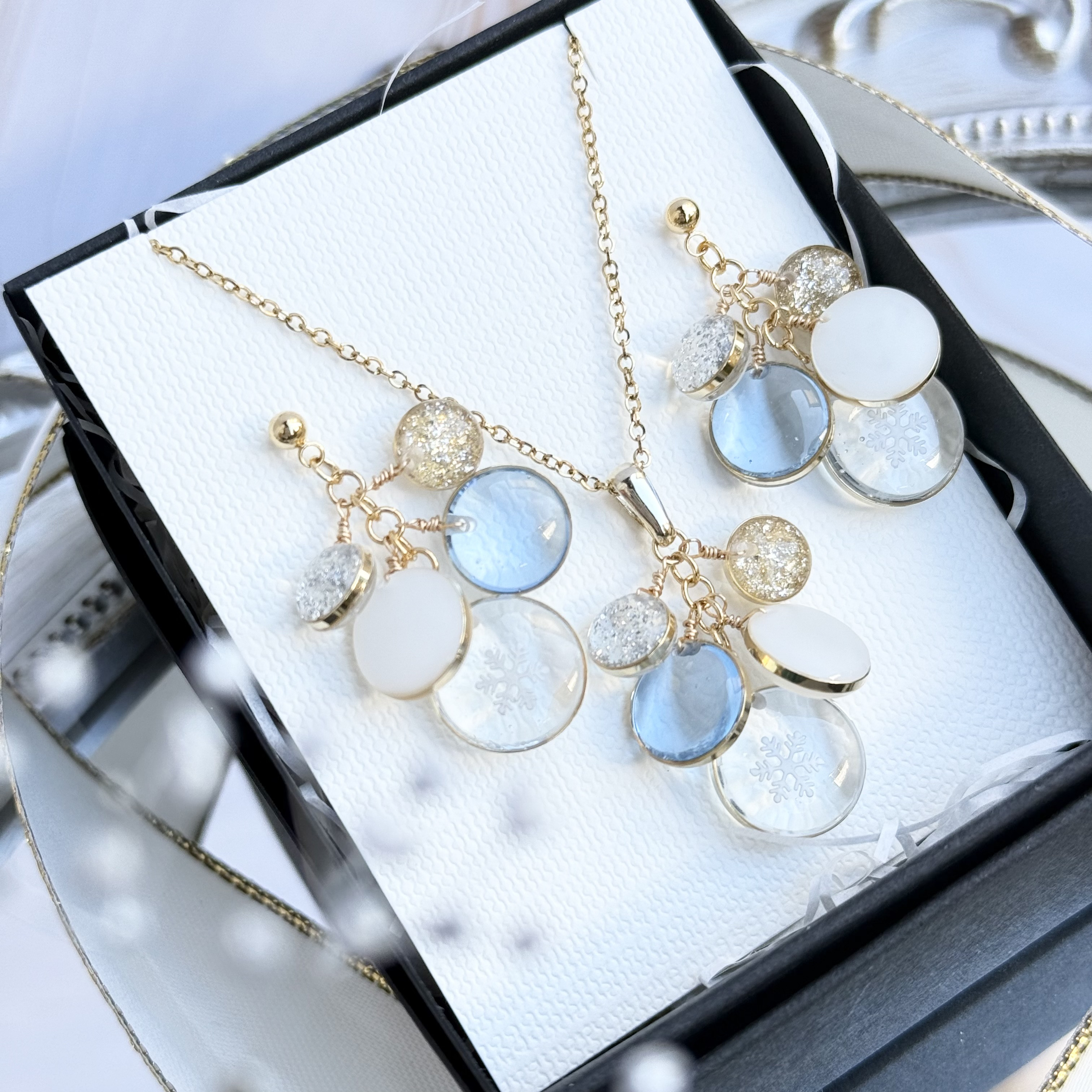 【ホリデーボックス】小さなつぶつぶサークルピアスorイヤリング&ネックレス　サージカルステンレス　スノーブルー