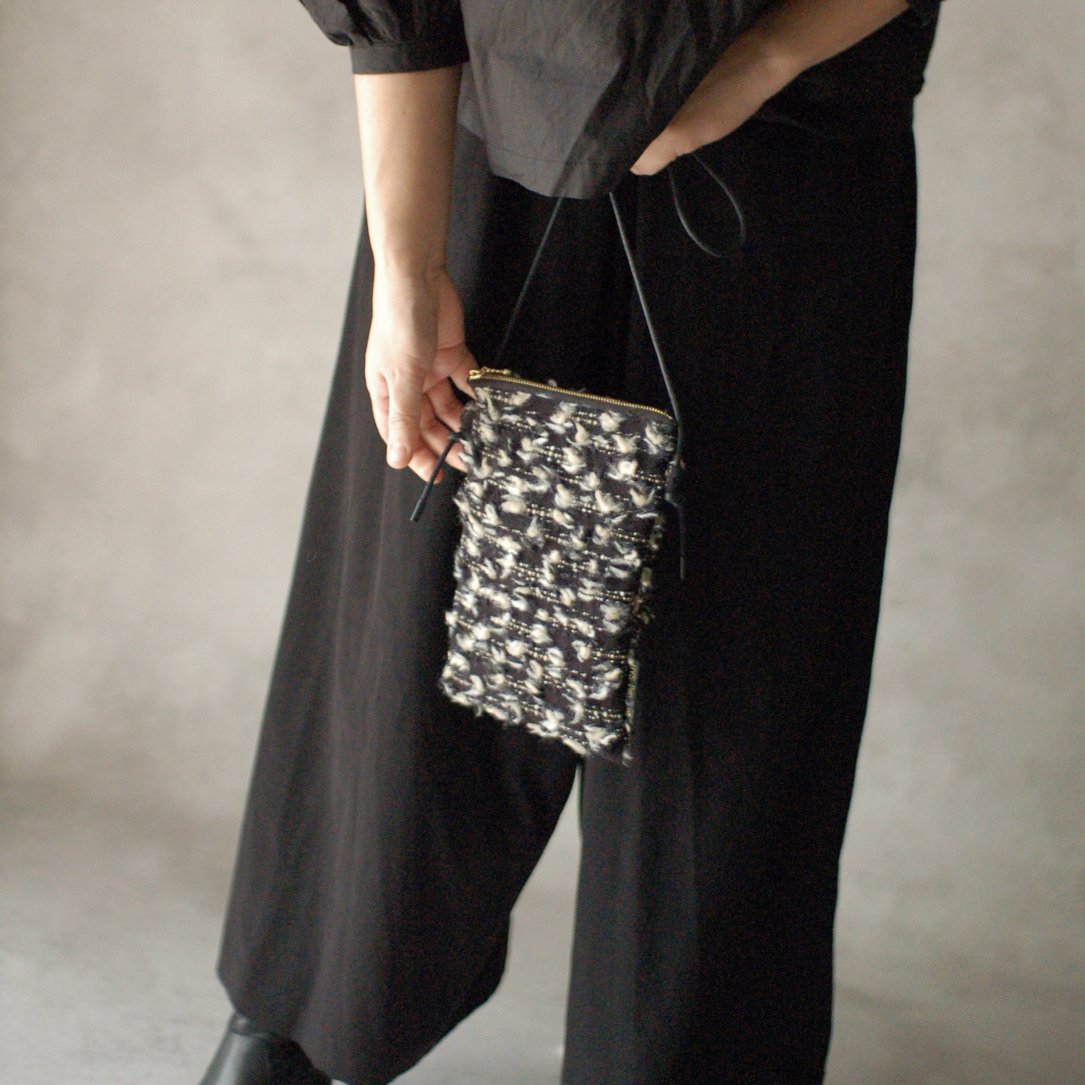 リュスクな尾州生地のスマホポシェット/モノトーン