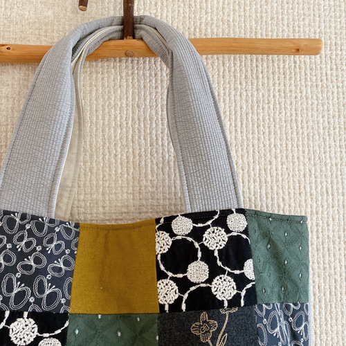パッチワークの大き目トートバック(刺繍) トートバッグ KATAKULI