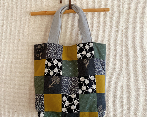 パッチワークの大き目トートバック(刺繍) トートバッグ KATAKULI