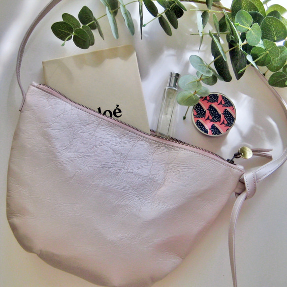 ハーフムーン ピンクゴールド　本革製　ミニショルダーバッグ 1枚目の画像