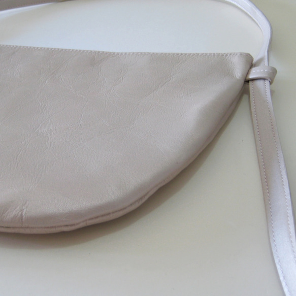 ハーフムーン ピンクゴールド　本革製　ミニショルダーバッグ 5枚目の画像