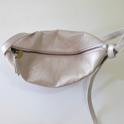 ハーフムーン ピンクゴールド　本革製　ミニショルダーバッグ 4枚目の画像