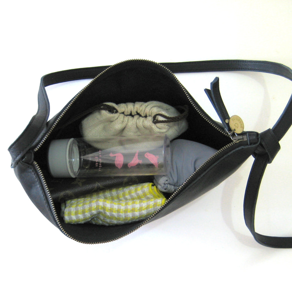 ハーフムーン ピンクゴールド　本革製　ミニショルダーバッグ 14枚目の画像