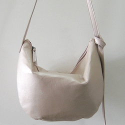 ハーフムーン ピンクゴールド　本革製　ミニショルダーバッグ 2枚目の画像