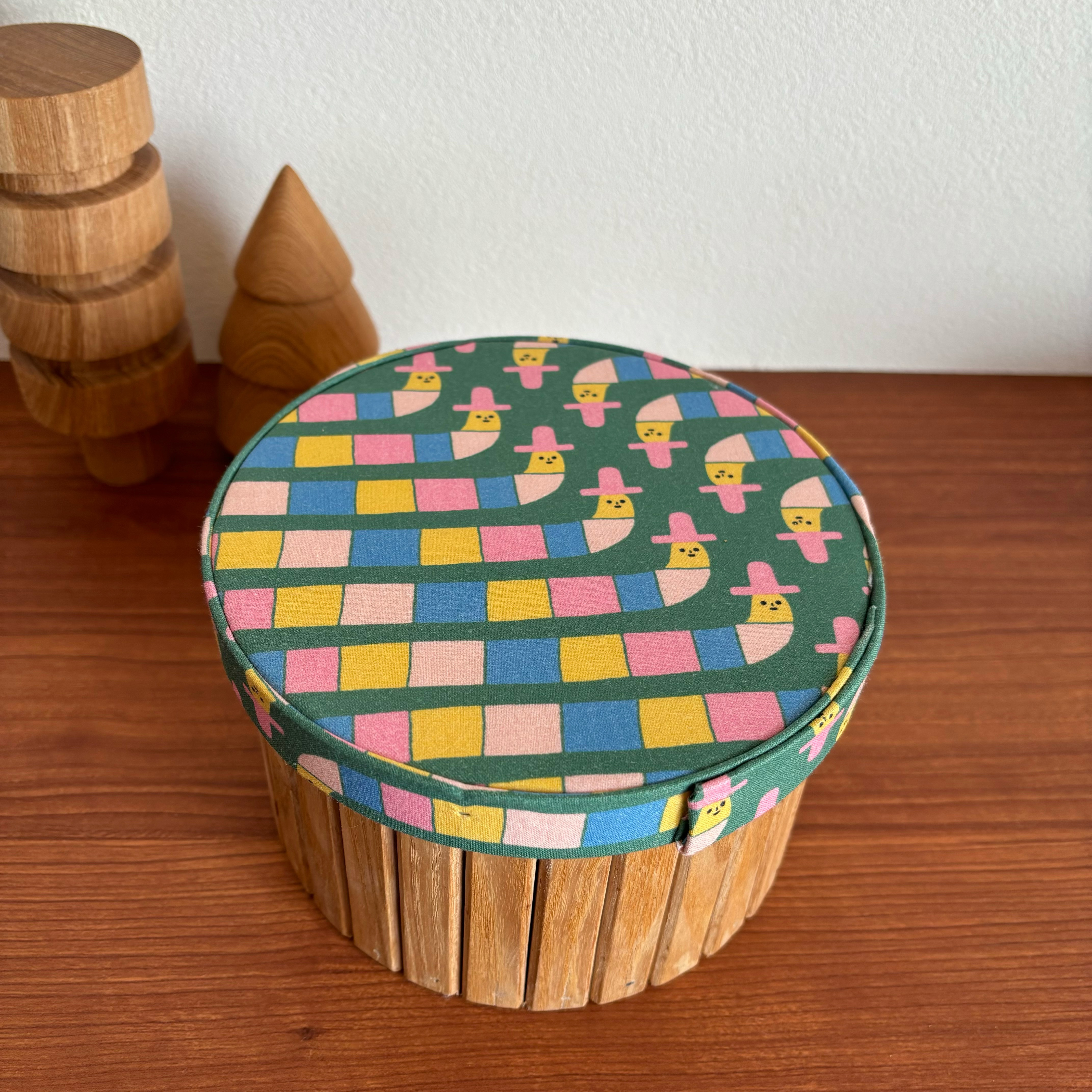 チェコの生地で作った小物入れ　木製　木箱　直径約15センチ