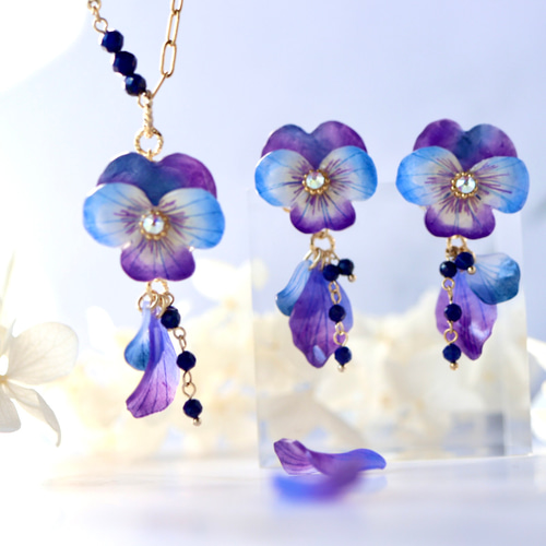 パンジーとラピスラズリのピアス／イヤリング フォーマル、ギフト