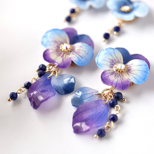 パンジーとラピスラズリのピアス／イヤリング （花、紫、パープル、青