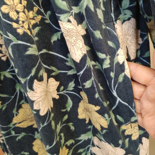 handmadeコーデュロイ花柄ギャザーワンピースfreeホワイト コーデュロイ花柄ギャザーワンピースfree ワンピース momo 通販