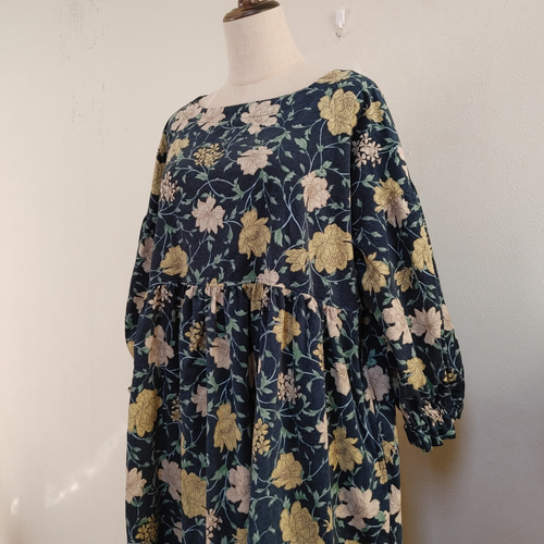 handmadeコーデュロイ花柄ギャザーワンピースfreeホワイト コーデュロイ花柄ギャザーワンピースfree ワンピース momo 通販