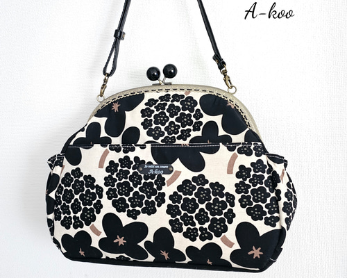 受注製作』黒花いっぱい☆がま口ショルダーバッグ ショルダーバッグ A