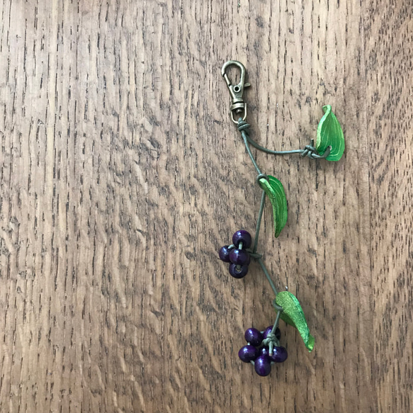 本革　葉っぱ　シオデ　キーホルダー 5枚目の画像