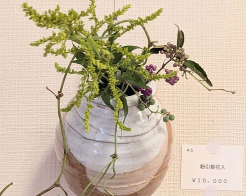 No3660  草文扁壺　陶芸　民藝　陶磁器　一輪挿し　花器　花入　壺　送料無料 粉引掛け花入 【手仕事 民藝 和 陶器】 一輪挿し・花瓶・花器