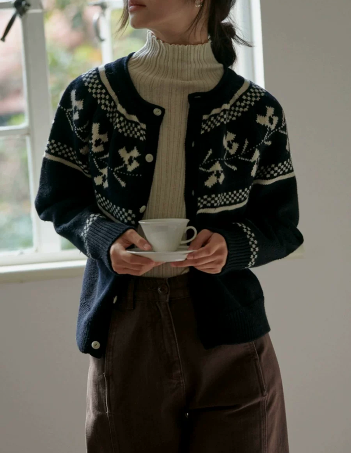 ざっくり着れるノルディック柄カーディガン　手編み風のぬくもりで秋冬コーデを格上げ　北欧