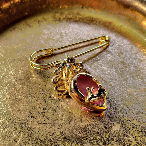 オーダー品】真鍮・ガラスのブローチ：《菊に盃/Coupe de saké