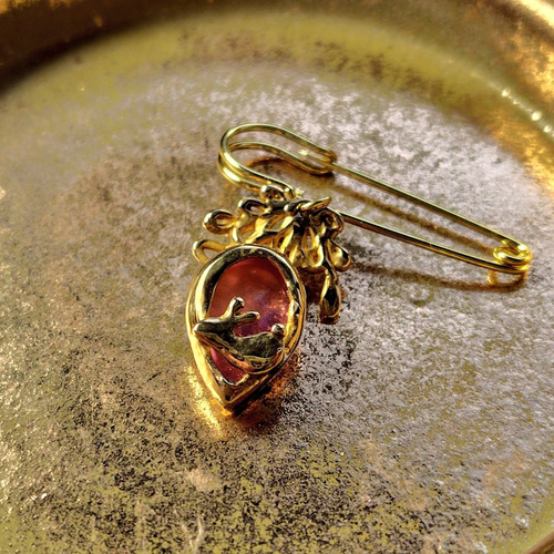 オーダー品】真鍮・ガラスのブローチ：《菊に盃/Coupe de saké