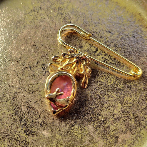 オーダー品】真鍮・ガラスのブローチ：《菊に盃/Coupe de saké