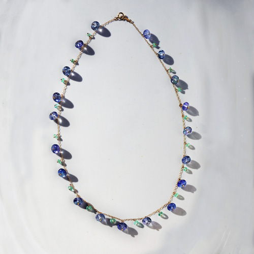 K18極上バイカラータンザナイトとエメラルドによるビブネックレス  