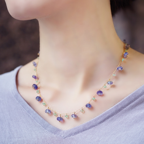 K18極上バイカラータンザナイトとエメラルドによるビブネックレス  