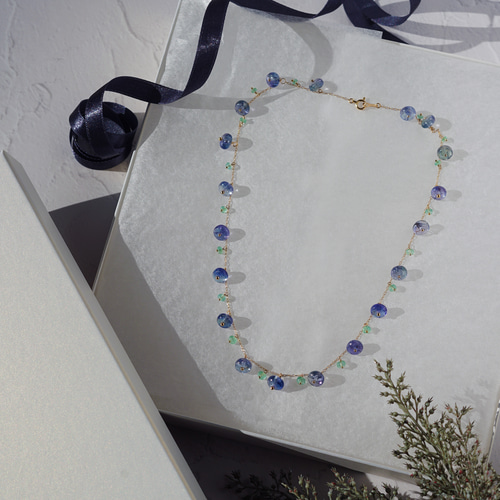 K18極上バイカラータンザナイトとエメラルドによるビブネックレス  