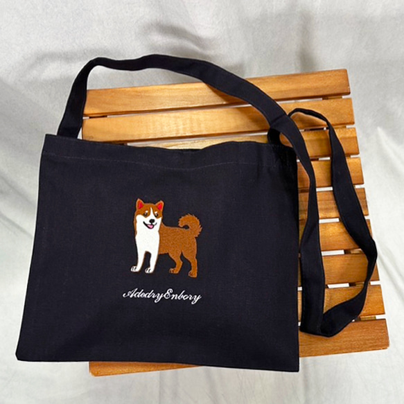 【送料無料】柴犬の刺繍  内ポケット付き キャンバス サコッシュ＜ミッドナイトブルー＞ 1枚目の画像