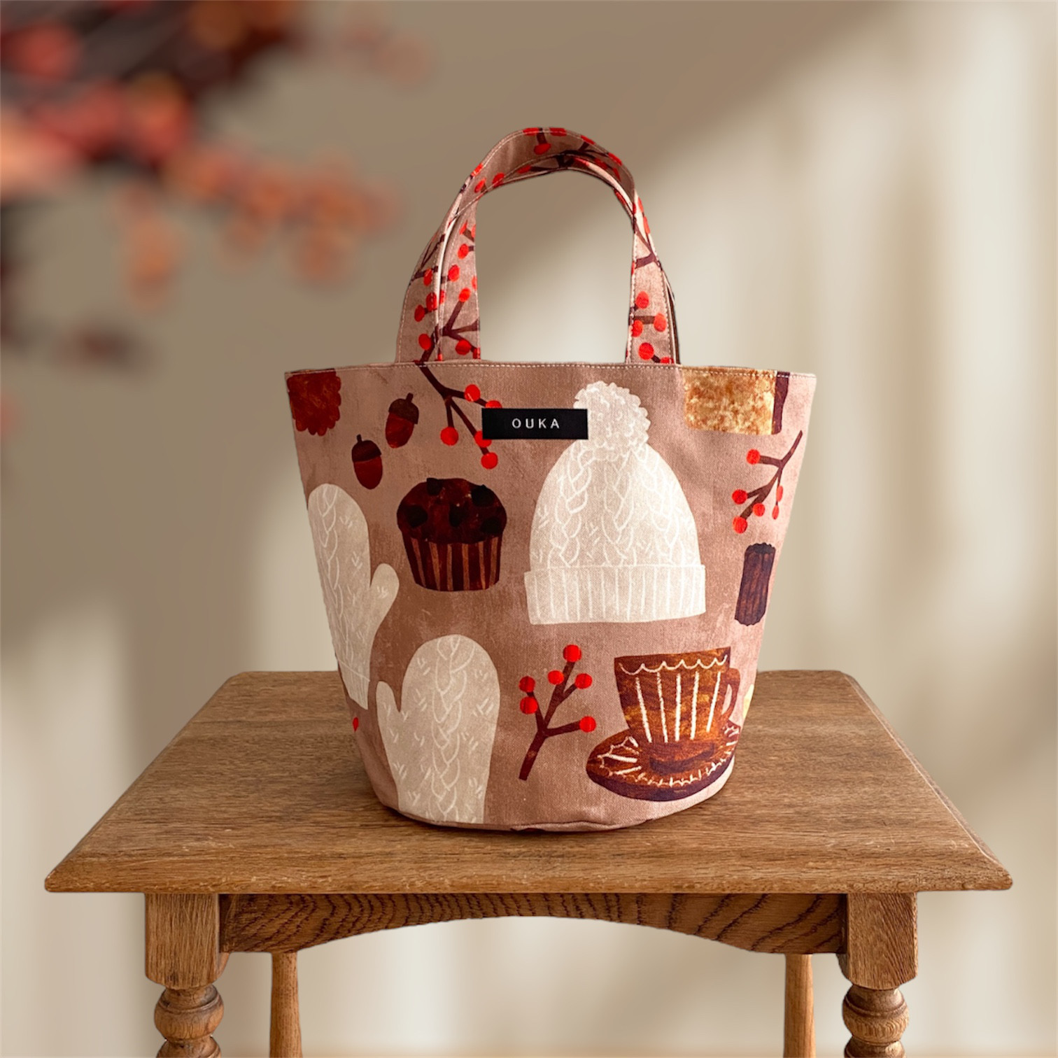 【冬限定】心温まる『焼き菓子と編み物柄』丸底帆布トートバッグ・ポケット付き：30〜60日以内に発送