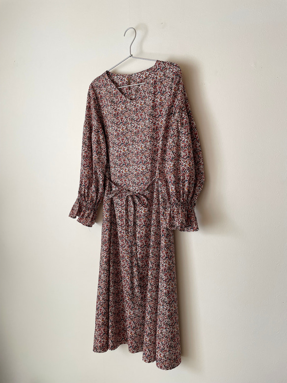 sale価格❣️リバティ生地使用 ギャザーフレアワンピース リバティ生地使用 ギャザーフレアワンピース - メルカリ