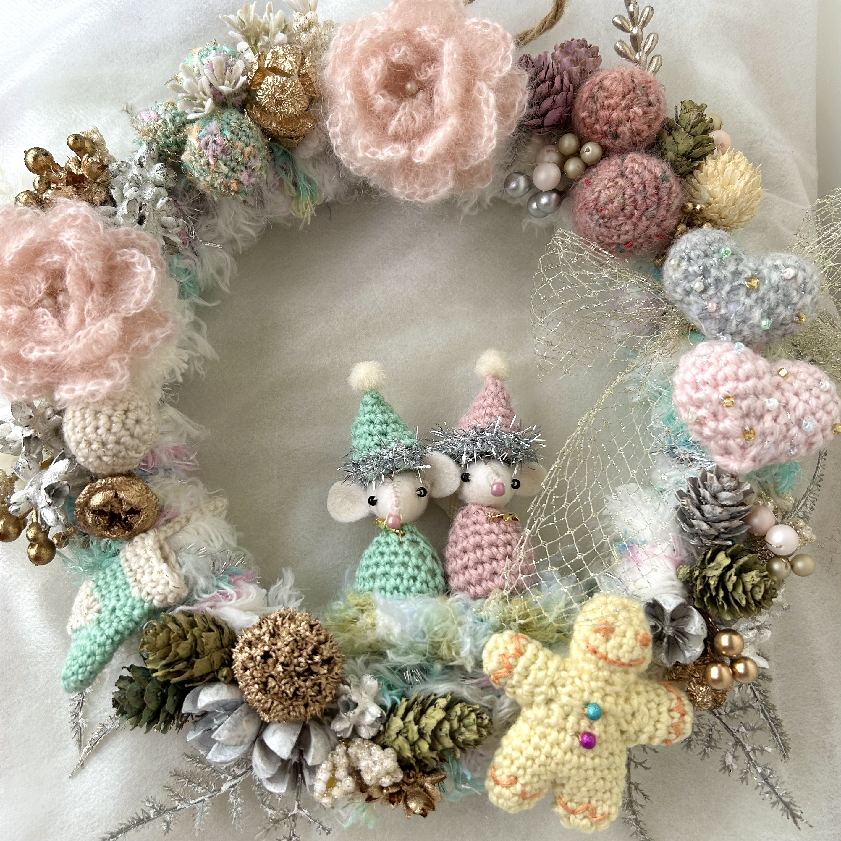 ニットのふわふわリース　子ネズミの恋人達