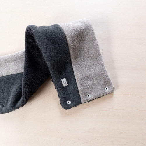 前あきネックウォーマー【グレージュ×チャコールのメルトンフリース