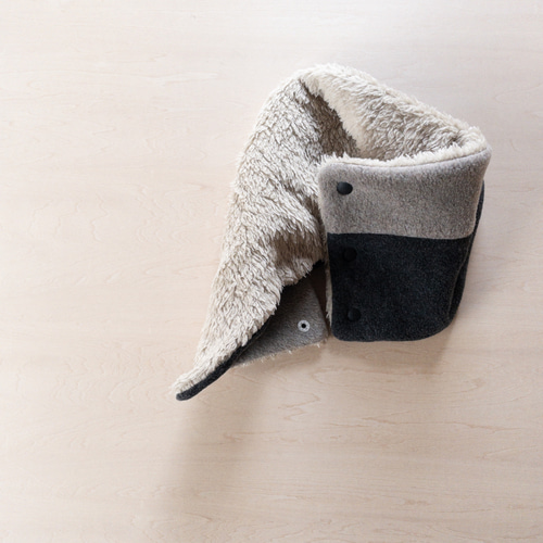 前あきネックウォーマー【グレージュ×チャコールのメルトンフリース