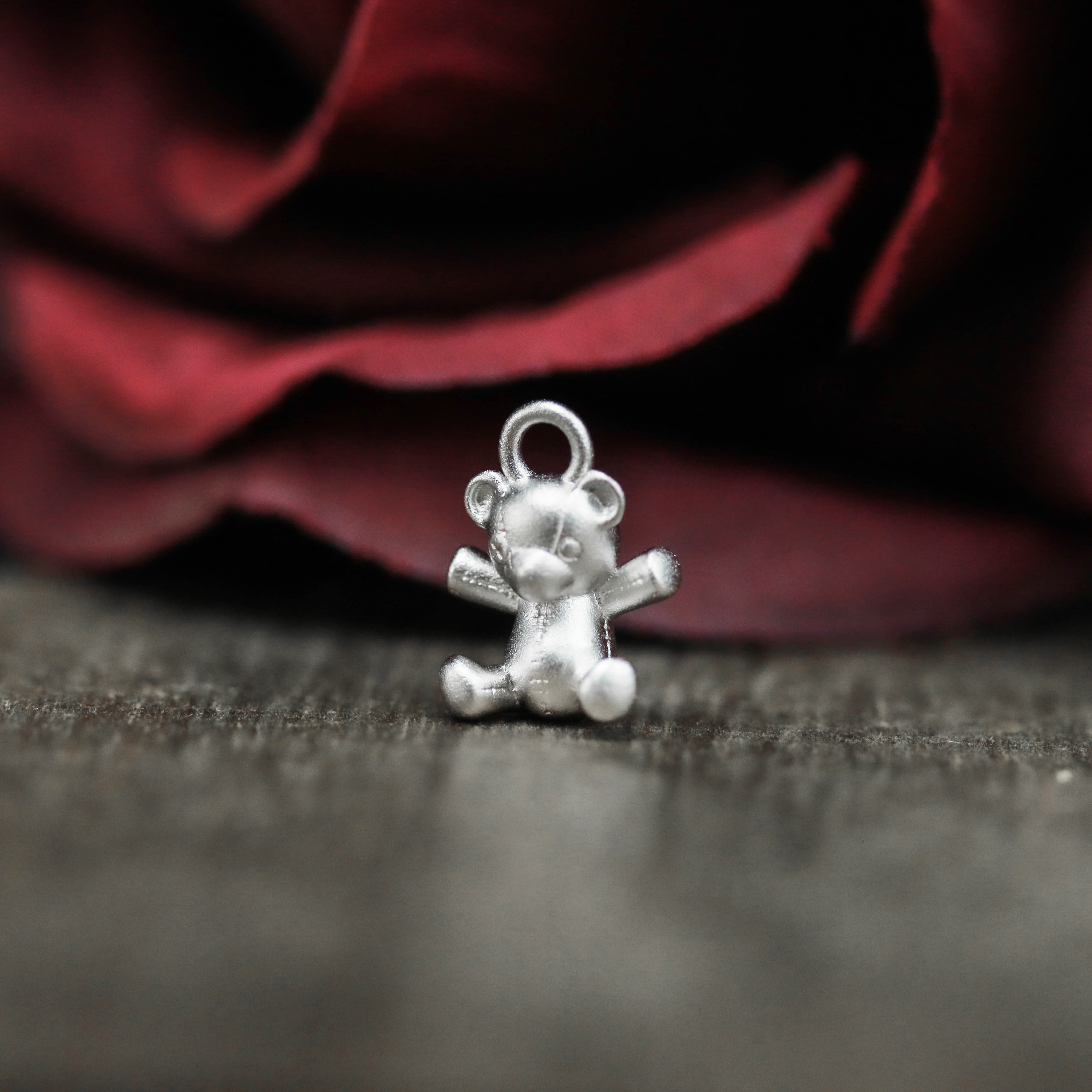 プリンベアシルバーペンダント、パペットベアペンダント、かわいい人形、ボタンの目、ニードルステッチベア、ゴシックギフト