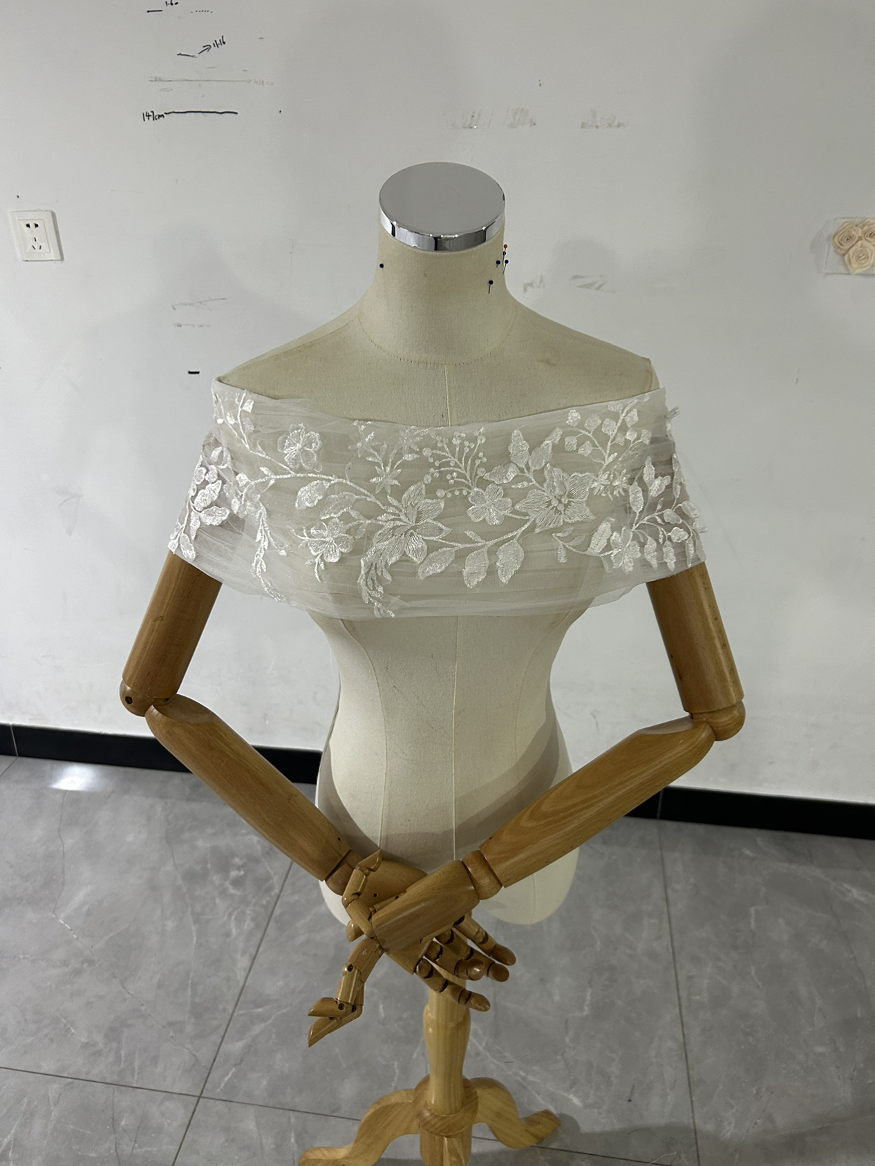 オフショルダー 花モチーフ 編み上げ シアーな美しさ フランス風 花嫁