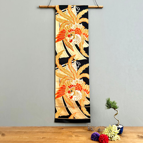 帯のタペストリー 漆黒に金色の鳳凰 帯 リメイク インテリア 掛け軸