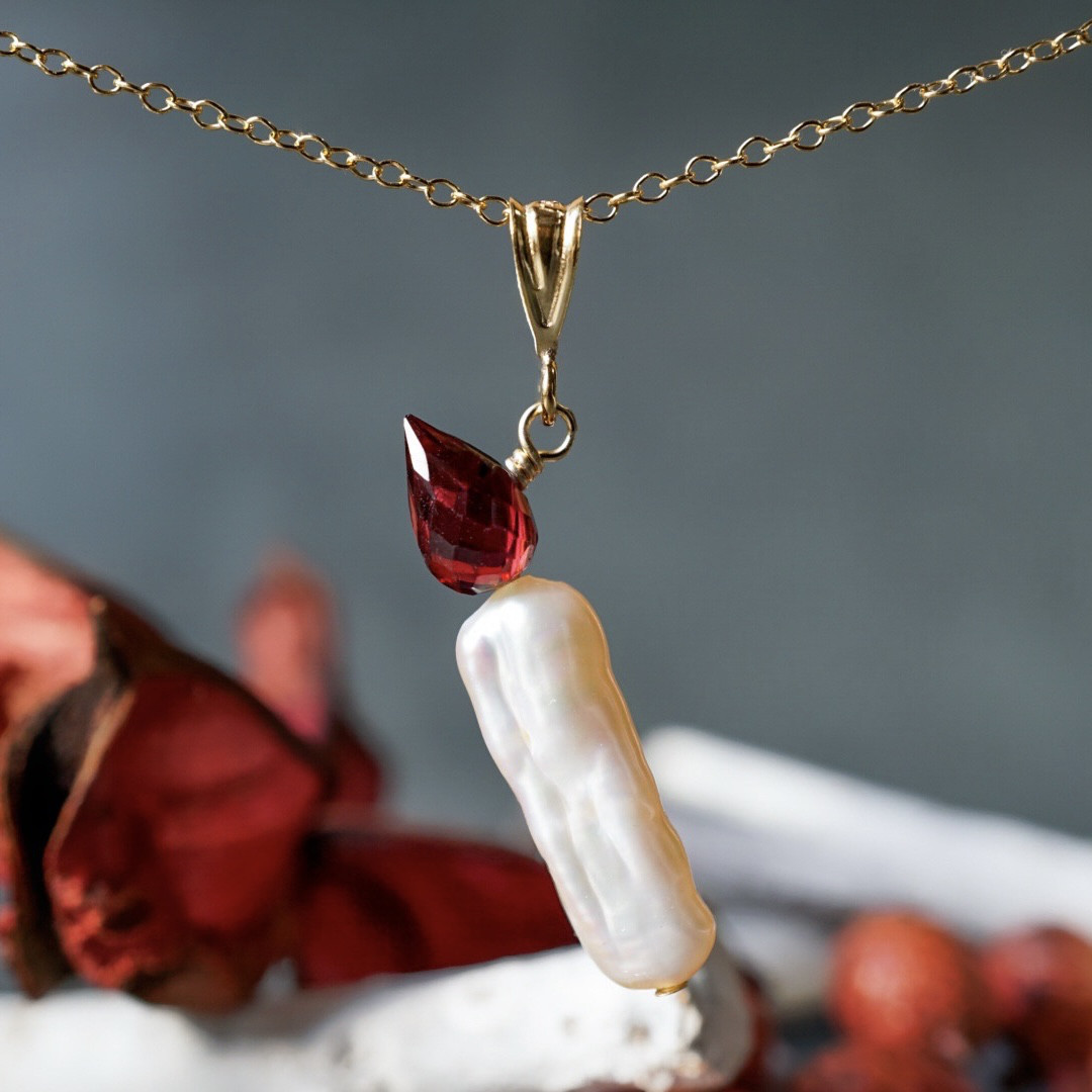 「灯火」キャンドル ネックレス ろうそく クリスマス ガーネット 淡水パール 天然石 誕生石 冬 金属アレルギー対応