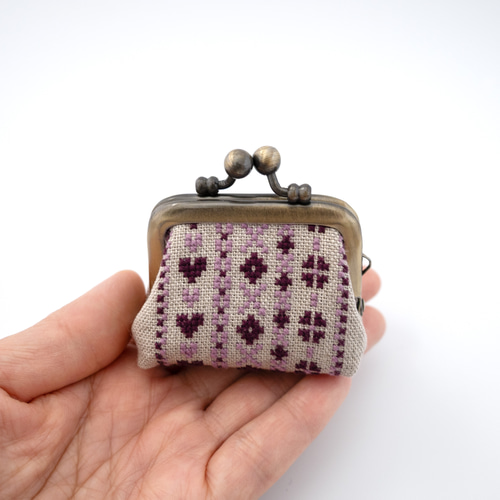 パープル｜ボーダー刺繍のリネンミニがま口ポーチ（SS）｜全面手刺繍