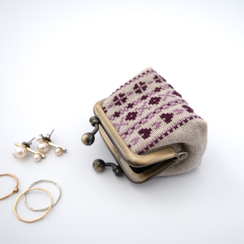 パープル｜ボーダー刺繍のリネンミニがま口ポーチ（SS）｜全面手刺繍