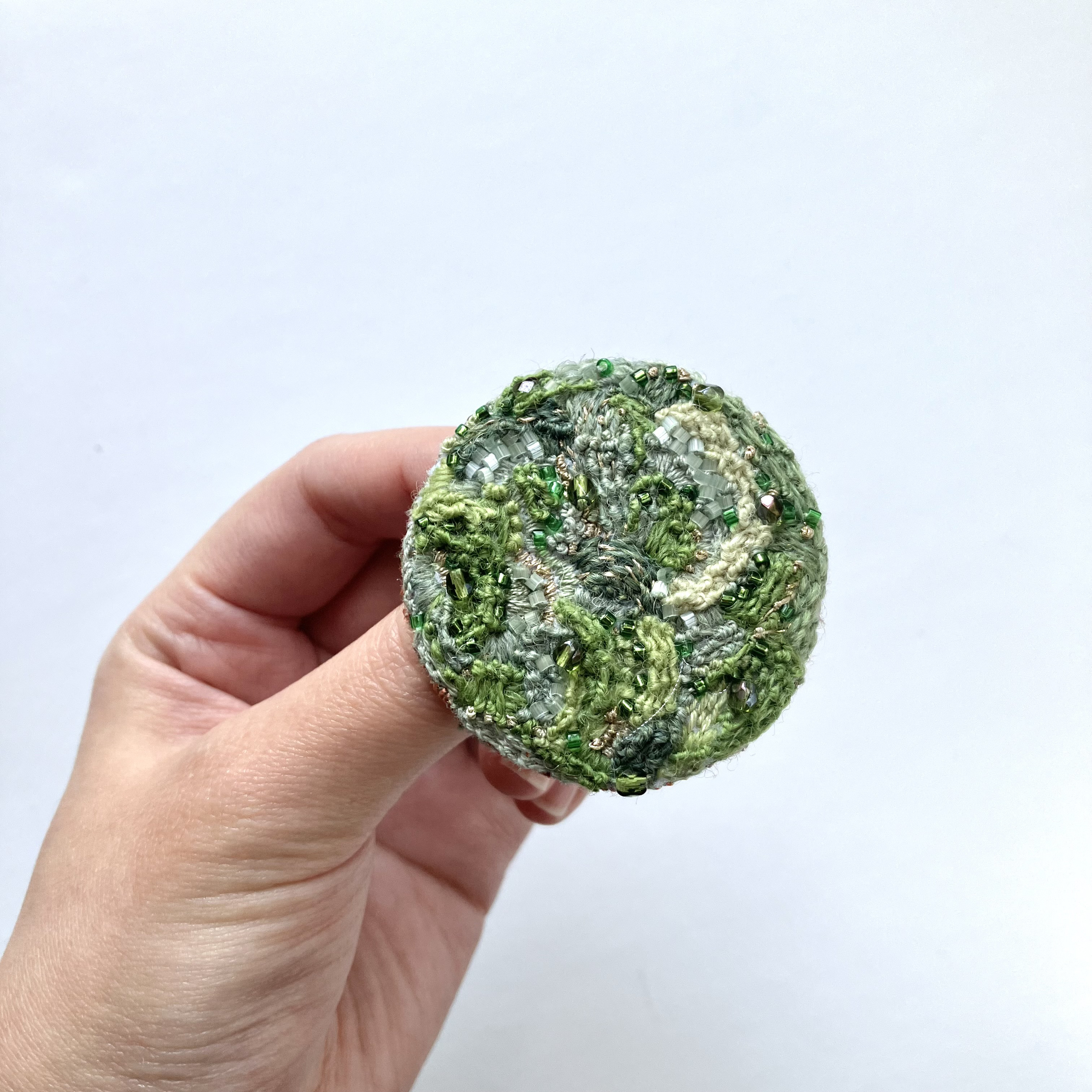 "EN" Autumn Warm Green "刺繍ブローチ