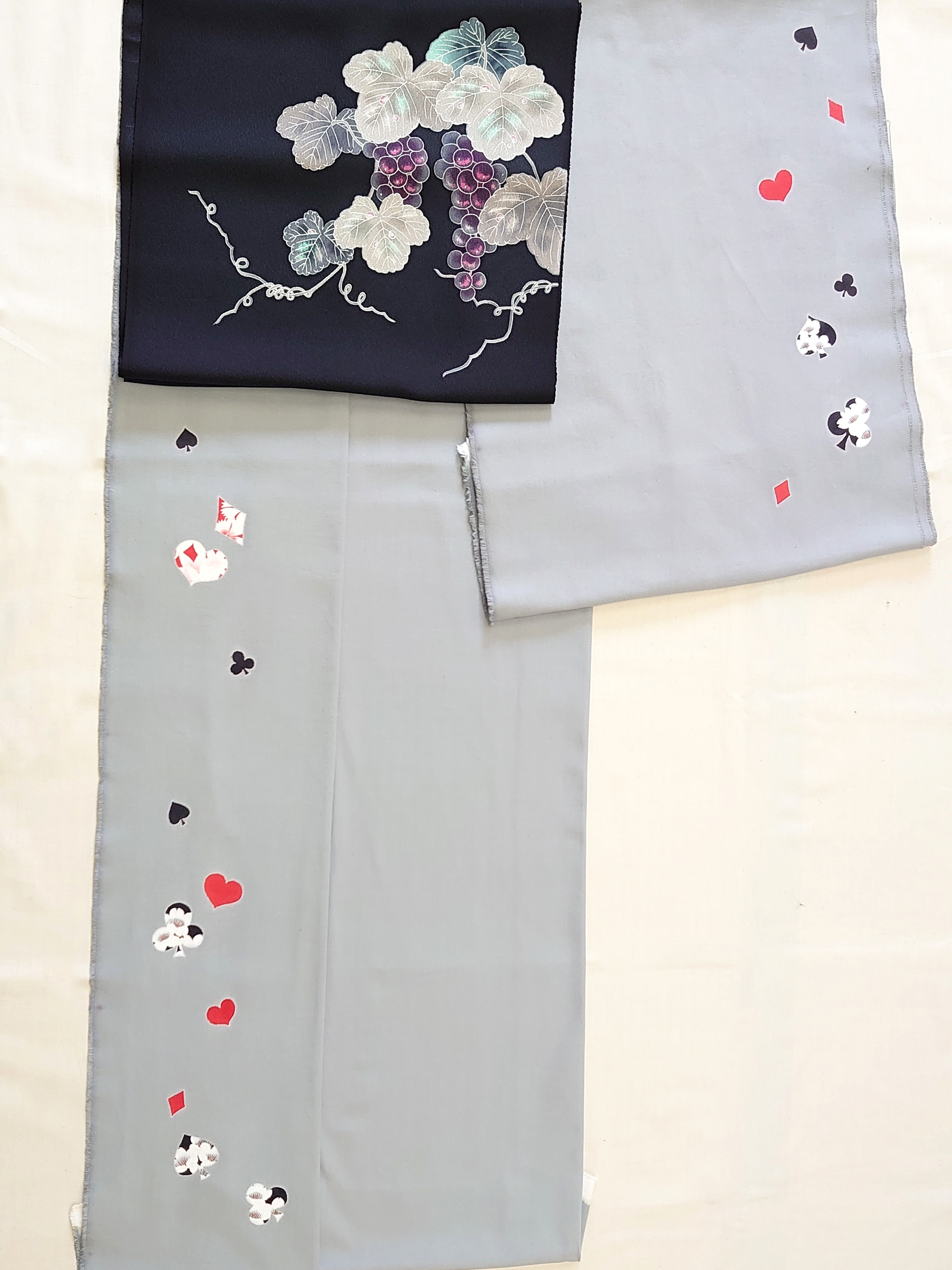 白デニム生地を手描友禅染したきもの　トランプ柄　丸巻き　受注制作