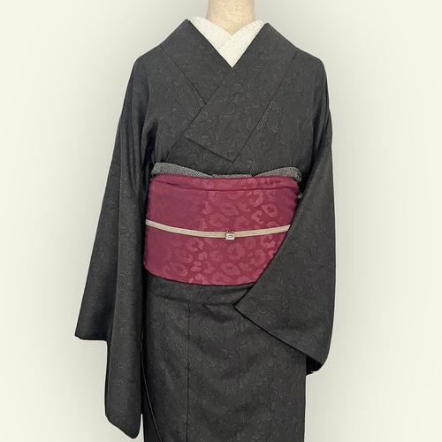 着物 袷 唐草 墨黒 オリジナルきもの 色無地風 ポリエステル